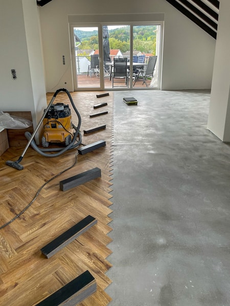 Verlegen eines Vinlybodens in Frischgrät-Optik