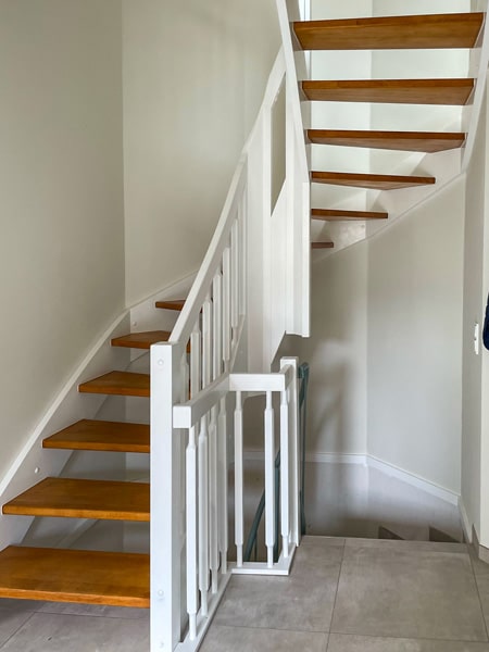 Renovierung einer Diele mit Treppenauf- und Abgang
