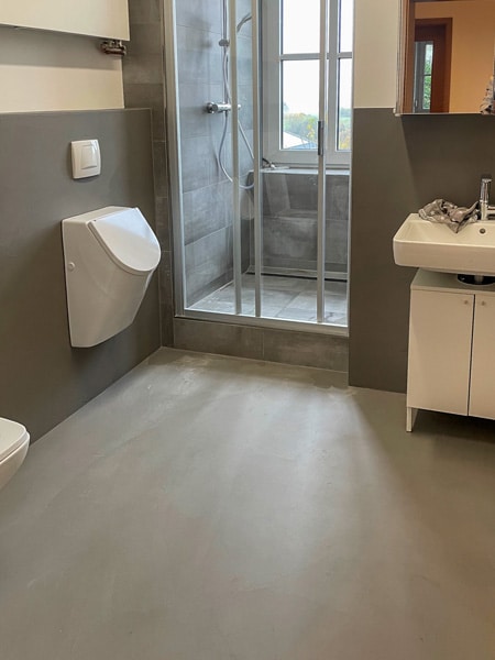 Renovierung einer Badezimmers mit fugenloser Optik