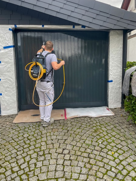 Neuer Anstrich für ein Garagentor