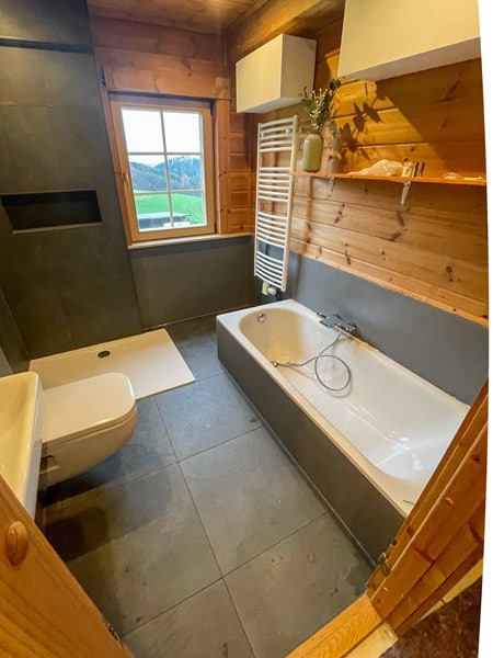 Kreative Raumgestaltung und Renovierung in einem Badezimmer