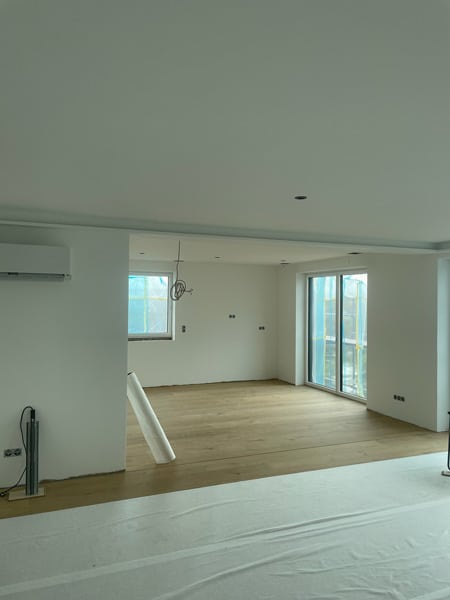 Malerarbeiten in einem Neubau