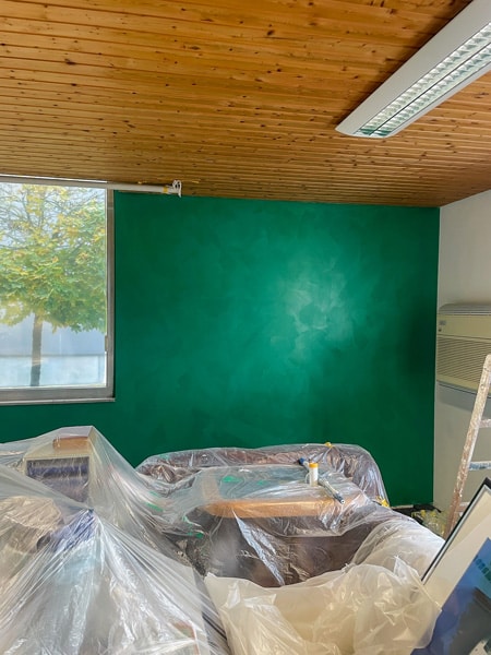 Kreative Raumgestaltung mit einer Kreativtechnik in metallischem Grün