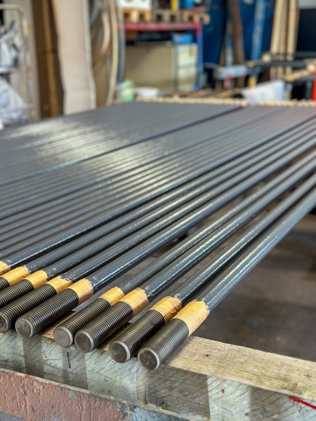 Industrielle Teile werden beschichtet